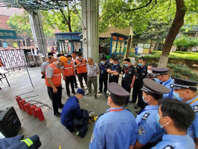 消防“地摊”摆起来，筑牢枫林“防火墙”