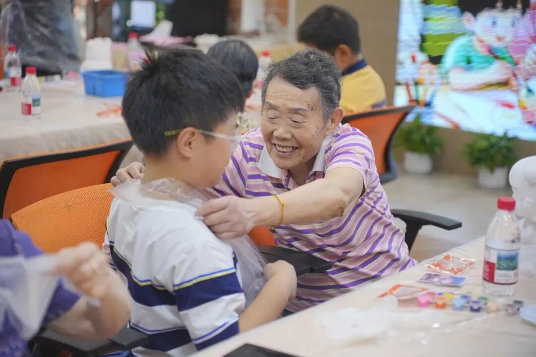 “妈妈天团”带着萌娃走进养老院，这场“临时家庭”聚会太暖了！