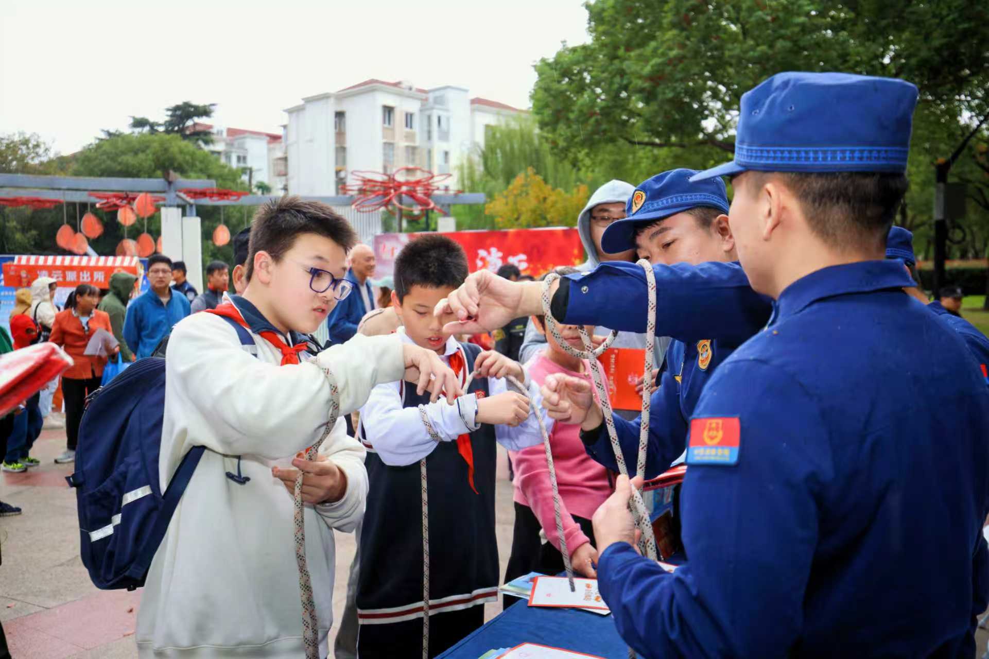 油锅灭火、绳结逃生，这堂消防技能实战课把安全带回家