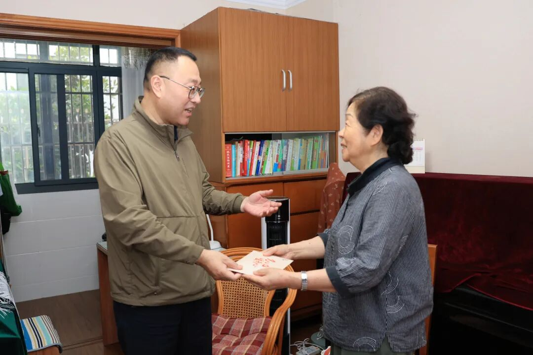 区领导带队走访慰问困难党员