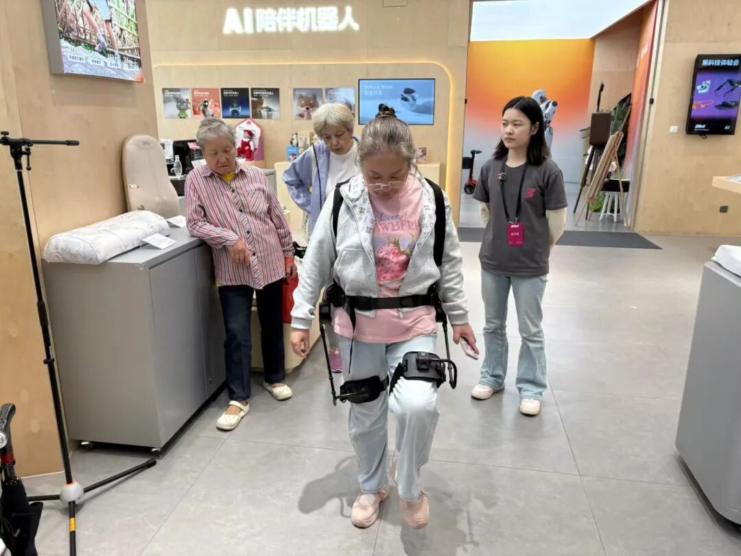 龙华街道带领社区老人走近黑科技，乐享智慧银龄